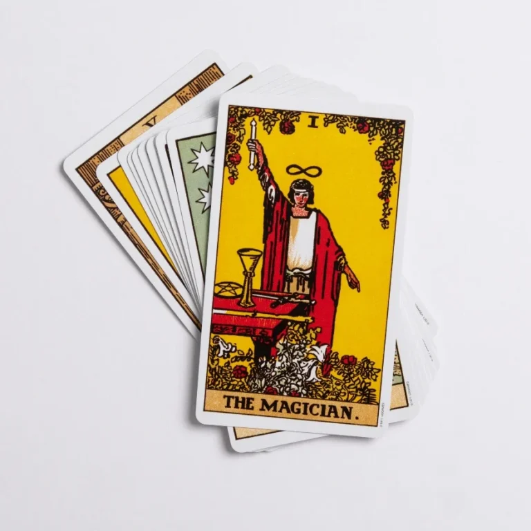 Tarotkarte "Der Magier" vom Rider-Waite-Smith-Deck mit weiteren Karten drunter.